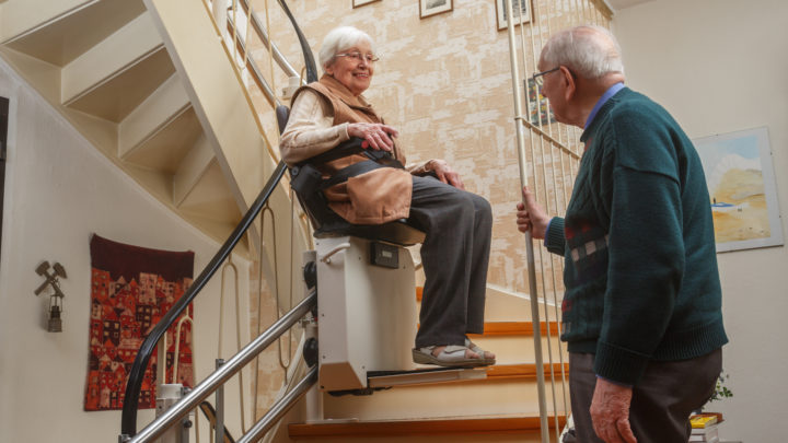 Monte-escalier : la solution confort pour l’autonomie des seniors à Saint Raphaël en région Provence-Alpes-Côte d’Azur